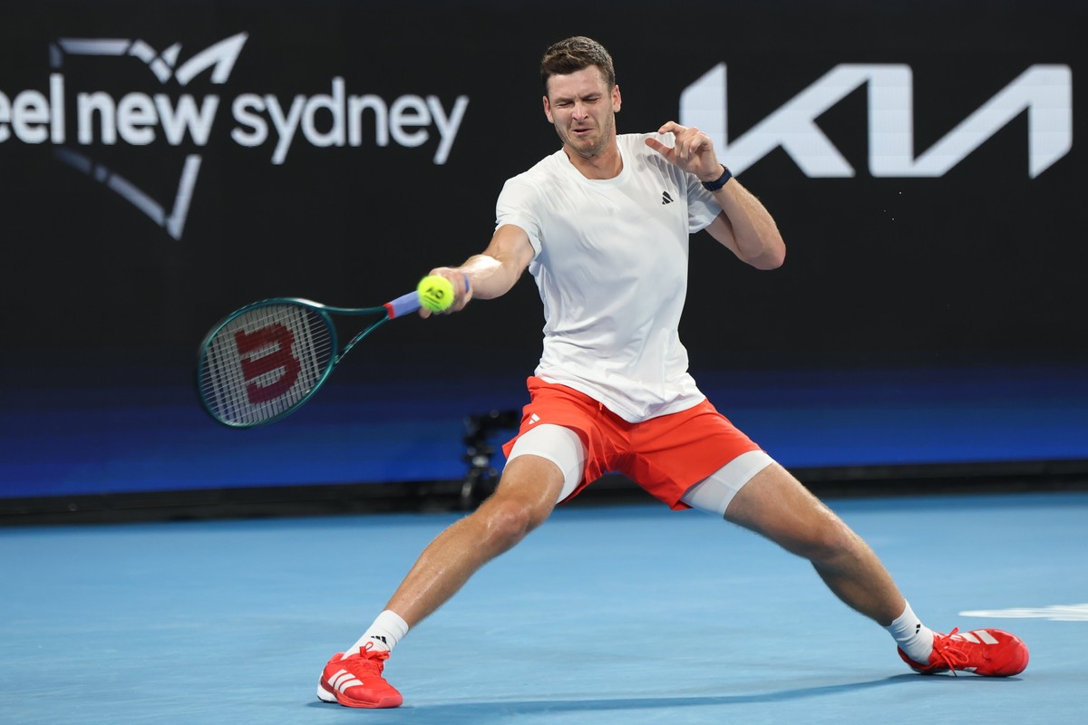 Hubert Hurkacz w pojedynku z Taylorem Fritzem ze Stanów Zjednoczonych podczas finału tenisowego turnieju United Cup w Sydney