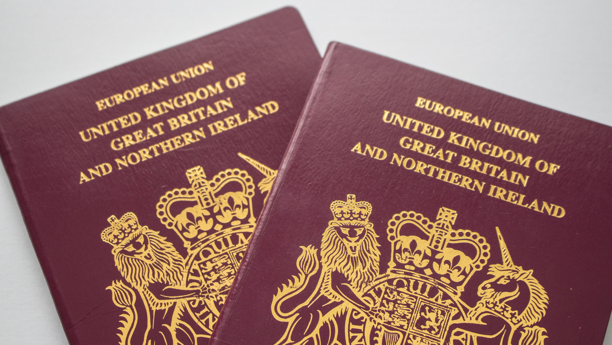 Pierwsze od prawie 30 lat niebieskie brytyjskie paszporty zaczną być wydawane w marcu, zaś prawdopodobnie od lata już wszystkie nowe paszporty będą w tym kolorze - poinformowało ministerstwo spraw wewnętrznych.