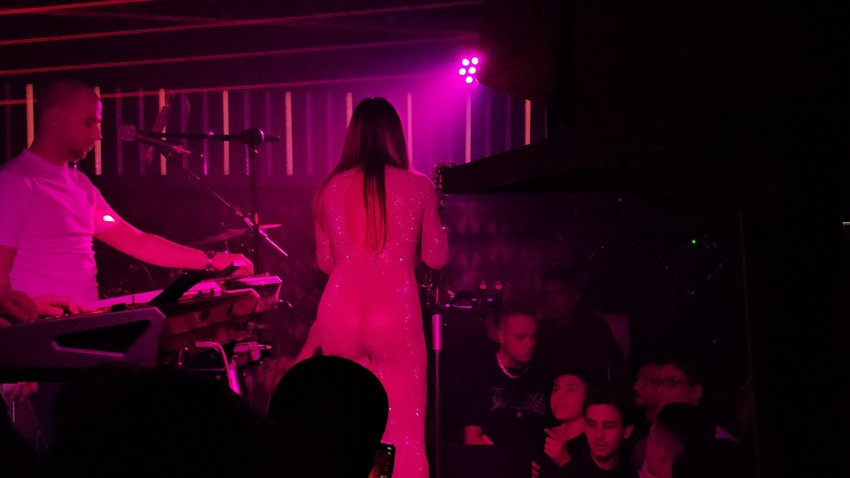 Sandra Afrika bez donjeg veša na nastupu