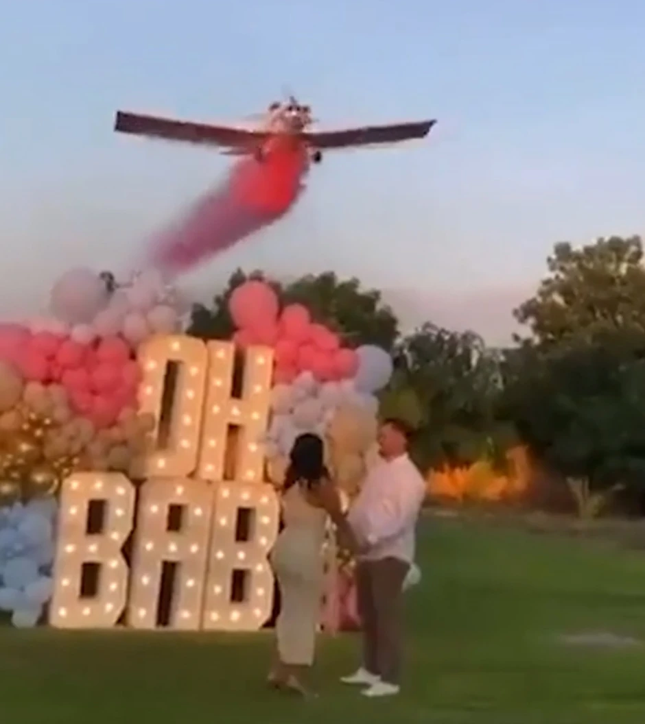 Avion uzleće iznad para i pušta ružičasti prah koji označava da par čeka ćerku