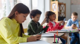 „kompas jutra” ma odpowiedzieć na kryzys w sieci. men zapowiada zmiany