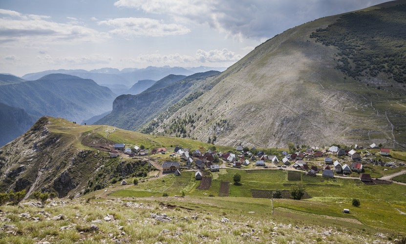 Lukomir
<br><br>
Najbardziej odosobniona i najwyżej położona wioska w kraju. Dopiero w 2002 r. doprowadzono tam elektryczność.