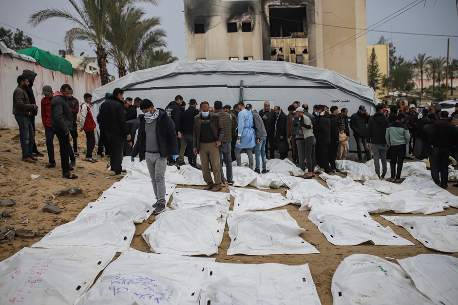 Najlonske kese sa ostacima - Palestinci tragaju za telima svojih rođaka u bolnici Naser u Kan Junisu 23. januara