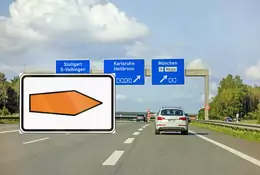 Pomarańczowa strzałka na niemieckich autostradach. Czy wiesz, co oznacza?