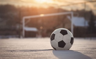 Czerwona kartka, żółta kartka, a teraz także niebieska. Nowe przepisy w piłce nożnej