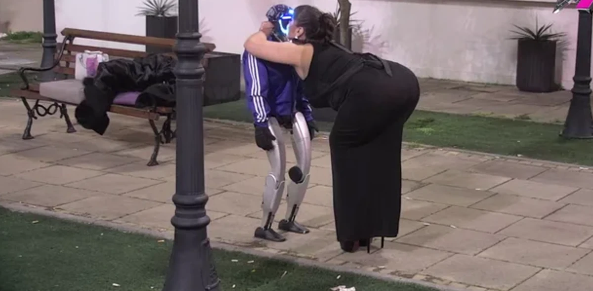 Sad smo sve videli: Prvi poljubac žene i robota u srpskom rijalitiju!