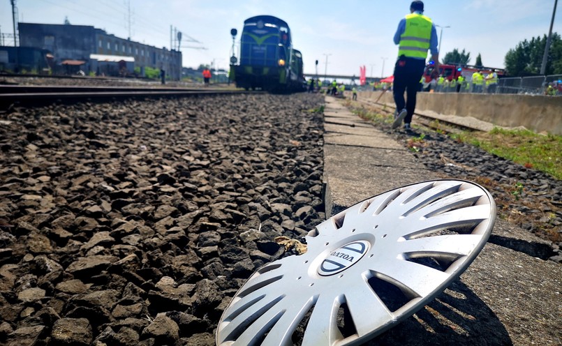 Pociąg jechał ok. 30 km/h i staranował auto, które utknęło na przejeździe między szlabanami. Skład zatrzymał się dopiero po ponad 60 m od chwili uderzenia. Samochód został kompletnie zmiażdżony. Warto wiedzieć, że rozpędzony skład towarowy hamuje do zera na odcinku ponad 1,5 km