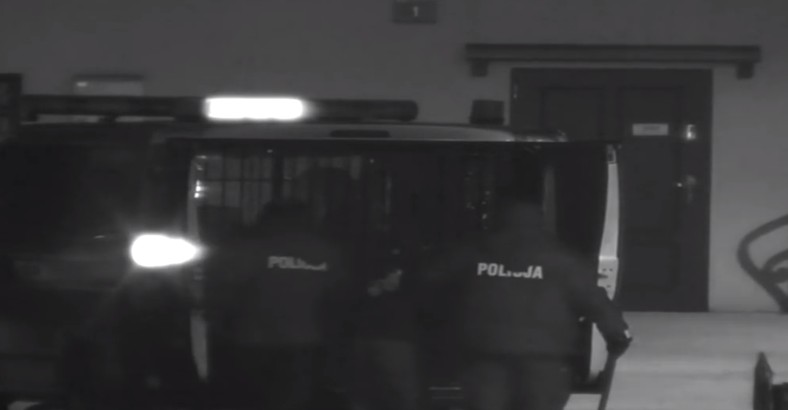 Furiat w rękach policjantów, fot. policja.pl