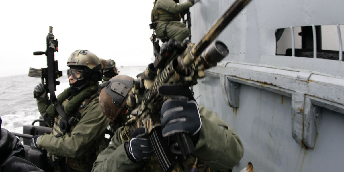Żołnierze Navy SEALs i jednostki GROM podczas wspólnych ćwiczeń w Gdańsku. Zdjęcie z 2009 roku