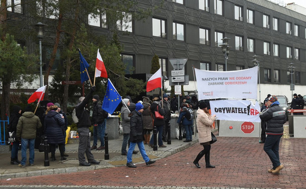 Przed Sejmem kilka osób, na sali plenarnej - posłowie opozycji. Policja wycofała swoje siły