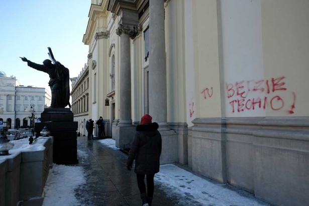 Jeden z napisów na fasadzie kościoła