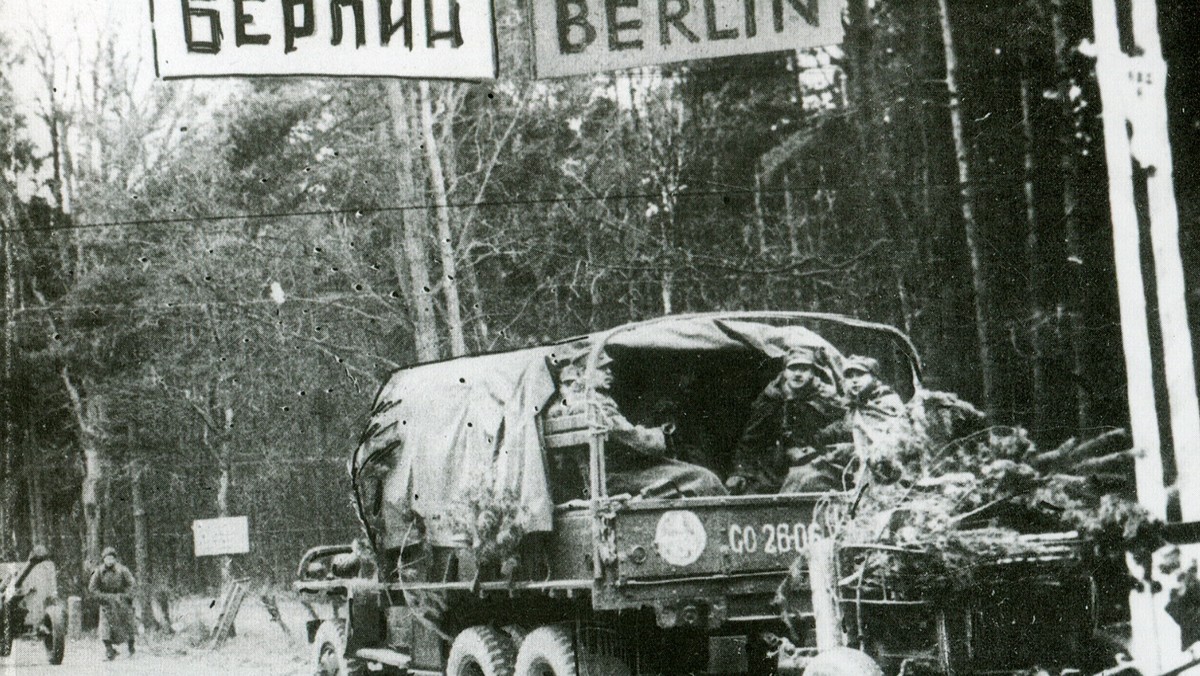 Polscy żołnierze w drodze na Berlin, 1945 r.