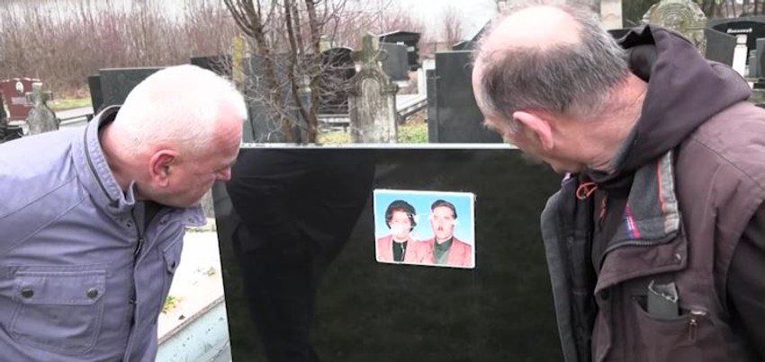 Oštećene slike pokojnika na seoskom groblju u Adranima