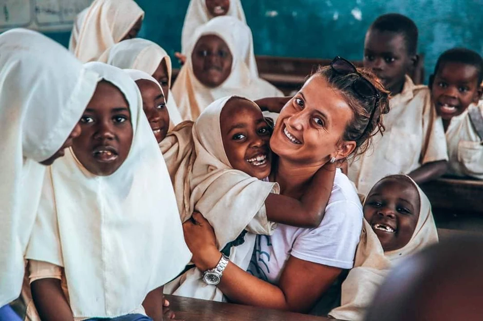 Maja sa afričkom decom