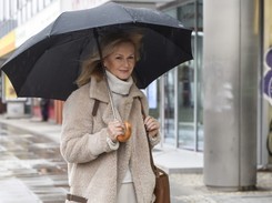 Kłopotliwa sytuacja pod studiem TVN: Grażyna Torbicka zaklinowała się w drzwiach [FOTO]