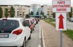 Koronawirus we Włoszech: 3805 aktywnych ognisk koronawirusa. "Epidemia przyspiesza"