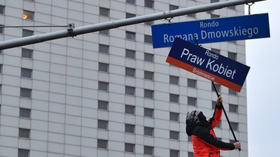 Warszawa, 28.11.2020. Zmiana nazwy ronda Romana Dmowskiego na Rondo Praw Kobiet w ramach demonstracji pod hasłem W imię matki, córki, siostry. Demonstrację, w 102. rocznicę praw wyborczych kobiet, zorganizował Ogólnopolski Strajk Kobiet.