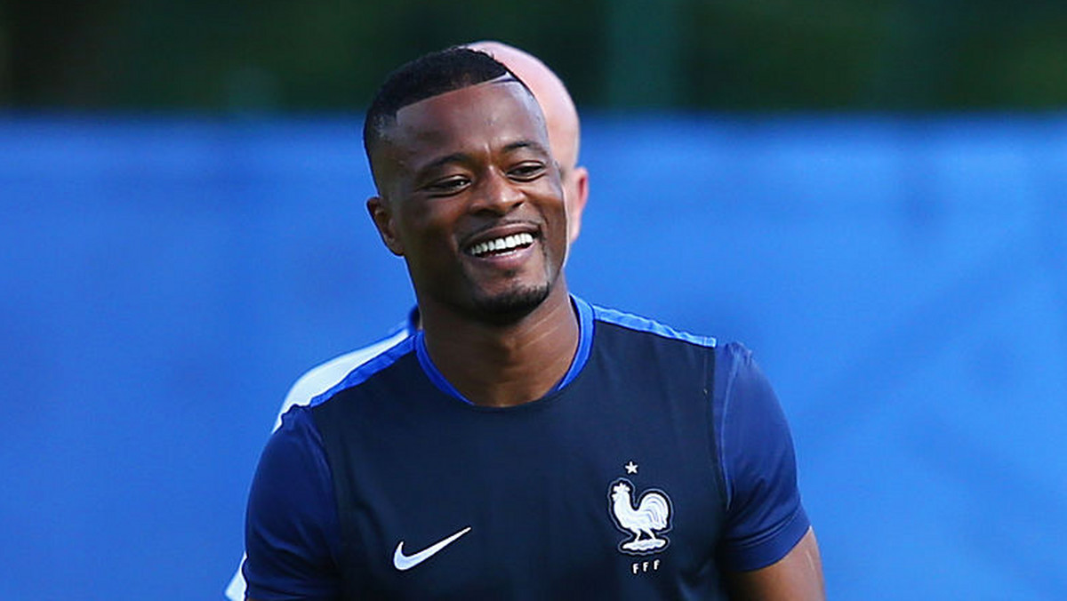 Francuski obrońca Patrice Evra od niedawna pokochał media społecznościowe, poprzez które chętnie komunikuje się z fanami. Na swoim profilu na Instagramie opublikował zwariowane wideo, na którym z wielkim uśmiechem na twarzy celebruje początek nowego tygodnia.