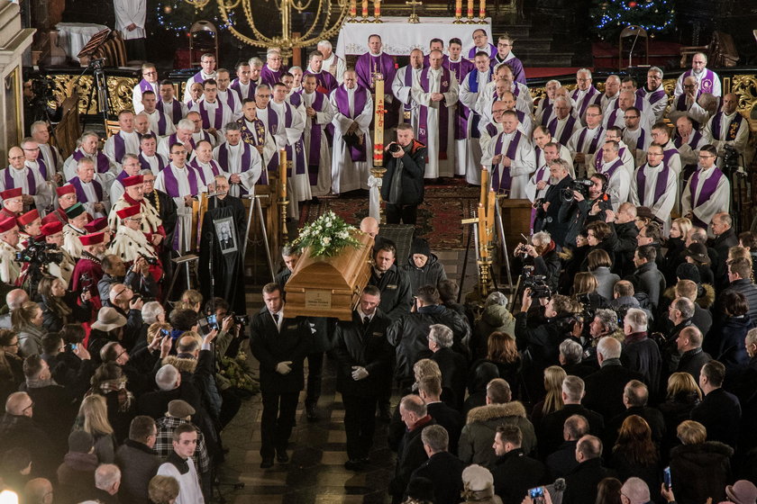 Pogrzeb biskupa Tadeusza Pieronka. Tak pożegnano Ekscelencję