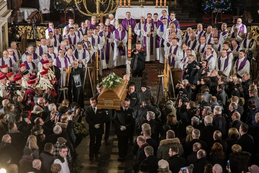 Pogrzeb biskupa Tadeusza Pieronka. Tak pożegnano Ekscelencję