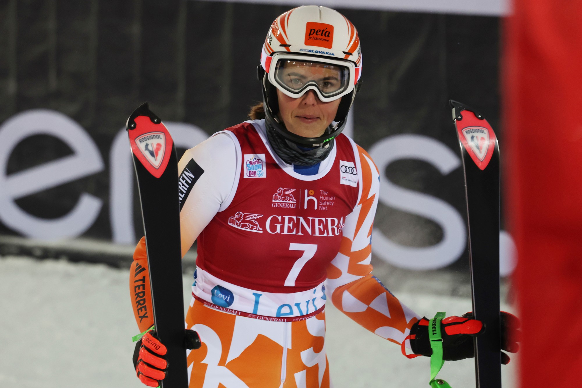 Slovenská lyžiarka Petra Vlhová reaguje po druhom kole slalomu žien Svetového pohára v alpskom lyžovaní vo fínskom Levi.