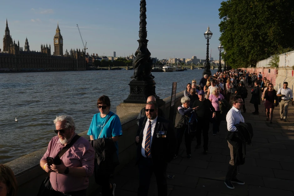 Kilometarski redovi u Londonu za odavanje pošte kraljici Elizabeti