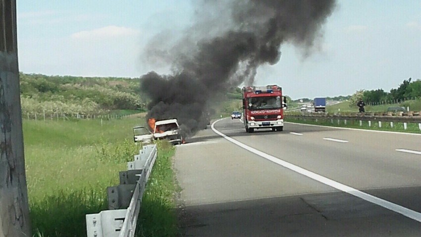 Zapaljen automobil na putu do Velike Plane
