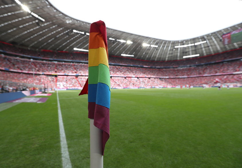 Chorągiewka w kolorach tęczy na stadionie Bayernu