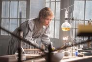 Rosamund Pike jako Maria Skłodowska--Curie w filmie „Skłodowska („Radioactive)(2019)