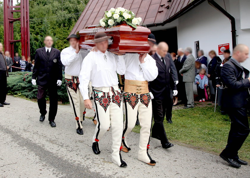 Górale niosą trumnę z ciałem Wesołowskiego