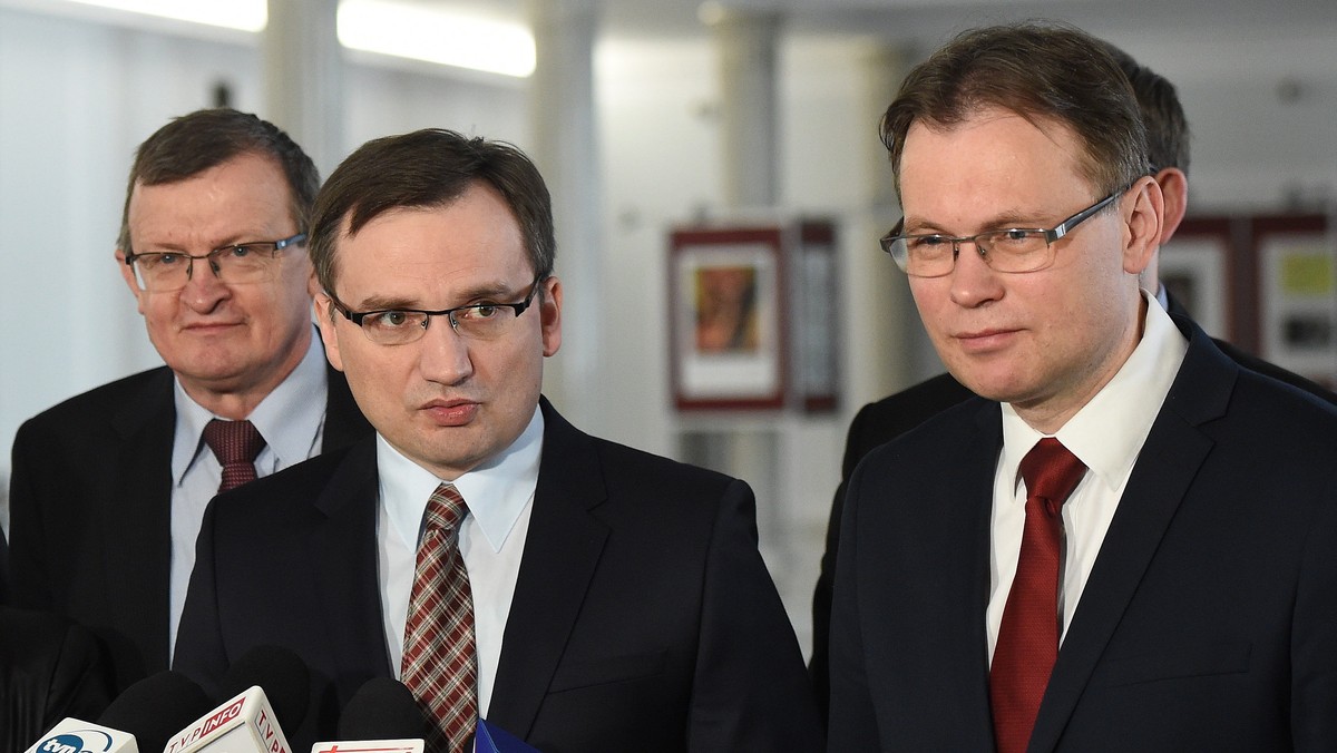 Arkadiusz Mularczyk (PiS) chce, by minister sprawiedliwości skontrolował ewentualne postępowania dyscyplinarne wobec adwokatów-posłów PiS, którzy głosowali za ustawami o SN i TK. Decyzje, czy wszczynać takie sprawy mają podjąć rzecznicy dyscyplinarni izb adwokackich.