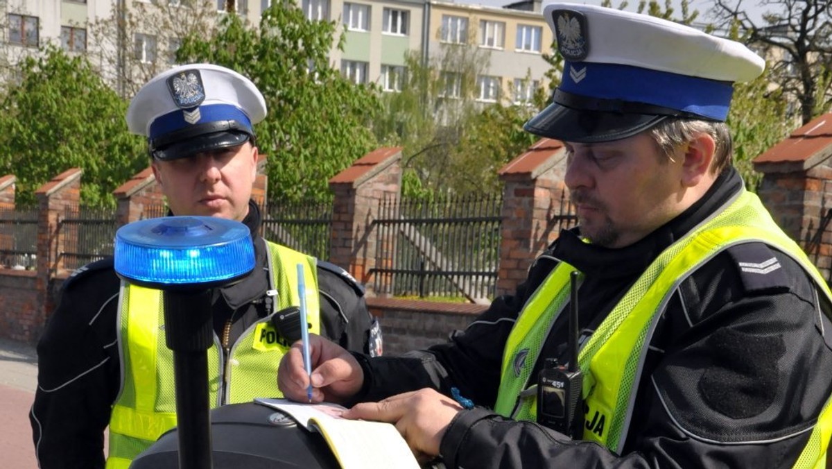 Podczas ostatnich trzech dni na drogach Warszawy i okolic doszło do ponad 300 kolizji i 14 wypadków, w których zginęła jedna osoba. Zatrzymano też blisko 50 pijanych kierowców. Stołeczni funkcjonariusze podsumowali długi weekend.