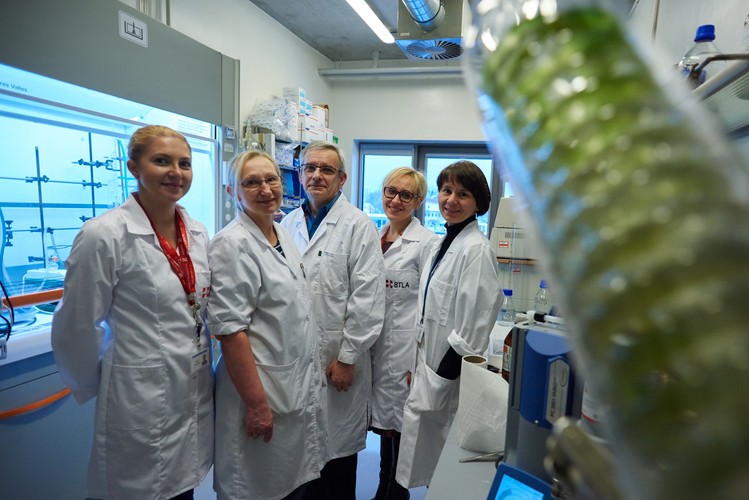 Zespół polskich naukowców z Katedry Chemii Biomedycznej Uniwersytetu Gdańskiego, od lewej: dr Maria Smużyńska, dr Regina Kasprzykowska, prof. Franciszek Kasprzykowski, dr hab. Sylwia Rodziewicz-Motowidło i dr hab. Elżbieta Jankowska