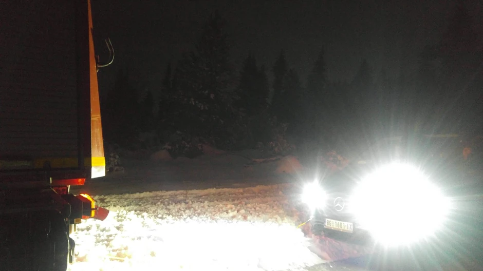 Vatrogasni kamion izvukao vozilo sa Rusima