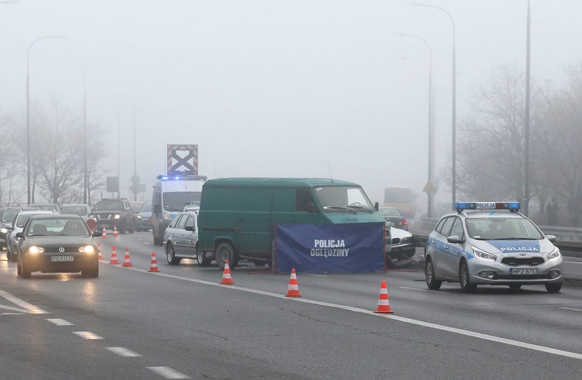 Karambol na Trasie Łazienkowskiej. Nie żyje kierowca