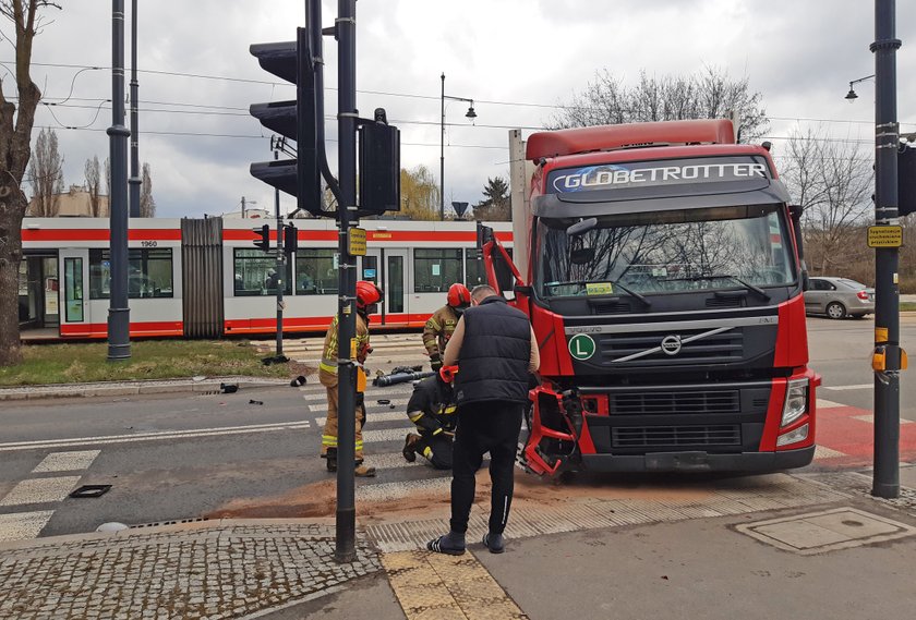 Zderzenie tramwaju z volvo na Dąbrowskiego w Łodzi