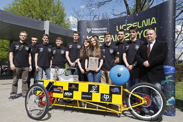 Projekt budowy pojazdu napędzanego sprężonym powietrzem realizuje zespół studentów w ramach Koła Naukowego Automatyzacji Procesów Przemysłowych (KNAPP) działającego przy Politechnice Białostockiej.fot. (ar/mr) PAP/Artur Reszko