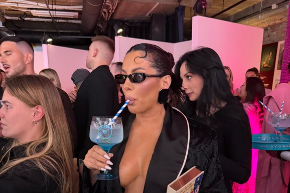 SEKA ALEKSIĆ SA DEKOLTEOM DO PUPKA, SVI ZINULI! Grudi bez brusthaltera samo što ne ispadnu, a natpis na Nikolijinoj majici SVI ČITAJU DVA PUTA: Poznati šokirali stajlingom