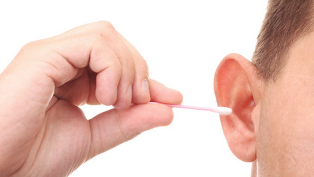 Wszyscy mamy w łazience patyczki do czyszczenia uszu. Tymczasem laryngolodzy ostrzegają, że mogą one uszkadzać ucho oraz upośledzać słuch. Jak dbać o higienę ucha, żeby nie zrobić sobie krzywdy?