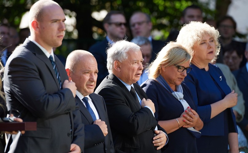 Prezes PiS Jarosław Kaczyński (C), minister w Kancelarii Prezydenta RP Maciej Łopiński (2L), szefowa KPRM Beata Kempa (2P), wicemarszałek Senatu Maria Koc (P) i syn Jacka Kurskiego Antoni Kurski (L) w trakcie mszy żałobnej w kaplicy nowej Cmentarza Srebrzysko