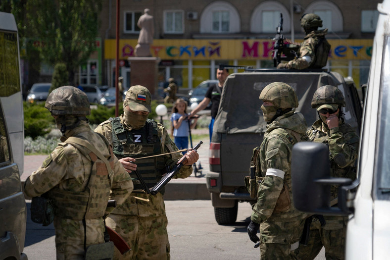 Rosyjskie wojska monitoruje ulice Melitopola 1 maja 2022 r. 