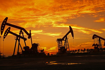 Naftowi giganci z miliardami strat. Wielkie cięcia inwestycji i zatrudnienia