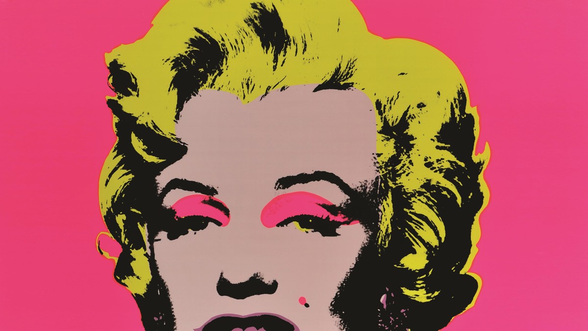 Urodzony w 1928 roku Warhol, potomek imigrantów ze Słowacji od dzieciństwa obsesyjnie śledził popkulturę, a jego największą fascynacją była postać aktorki Marilyn Monroe. Portet Marilyn z 1962 roku stał się zaś jedną z najpopularniejszych prac artysty.  N