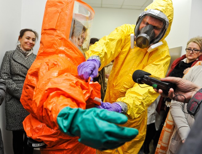 Pokaz kombinezonów ochronnych dla personelu szpitalnego