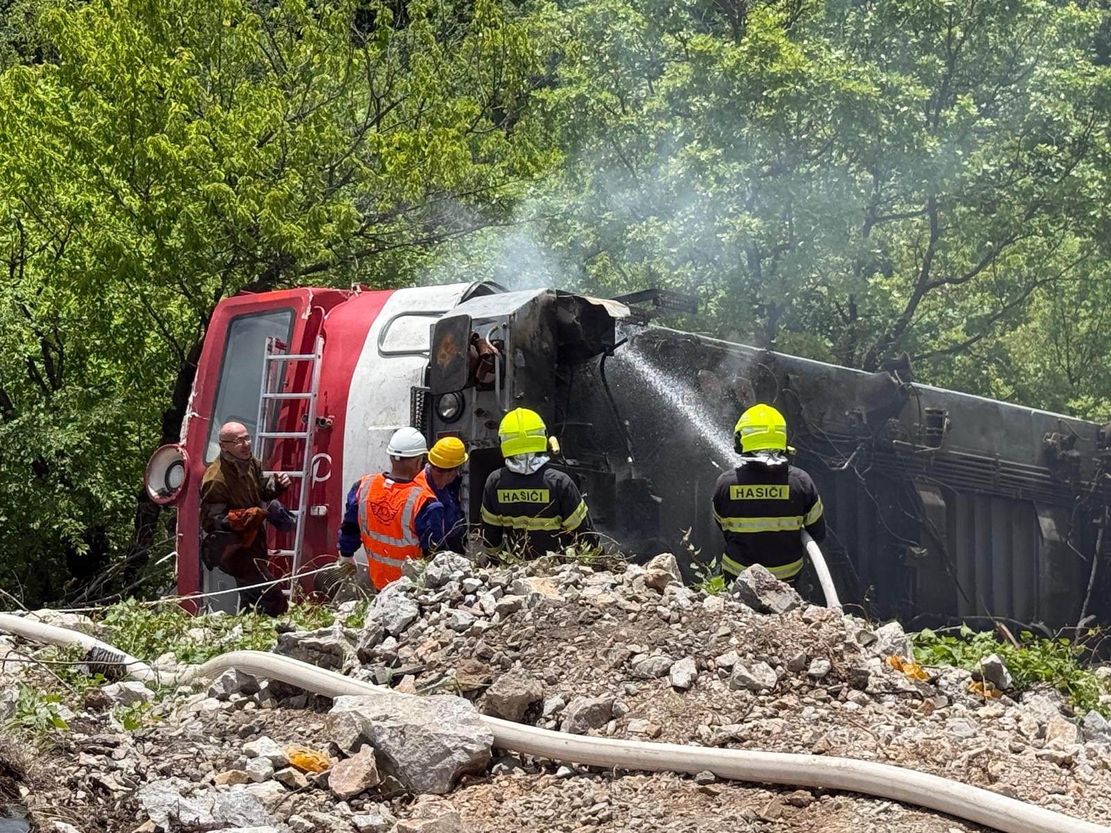 Príslušníci HaZZ začali s vyslobodzovaním dráhového vozidla.