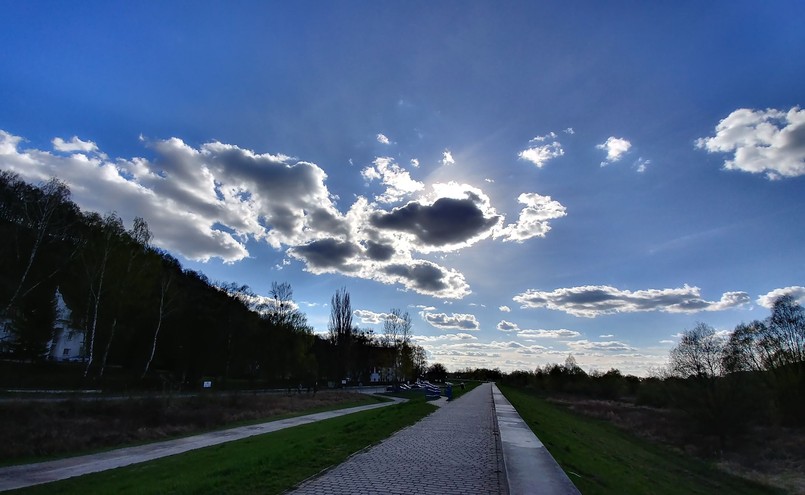 Słońce nad Kazimierzem Dolnym w szerokokątnym obiektywie G6