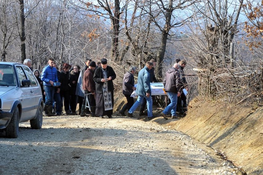 Dečak sahranjen na mesnom groblju