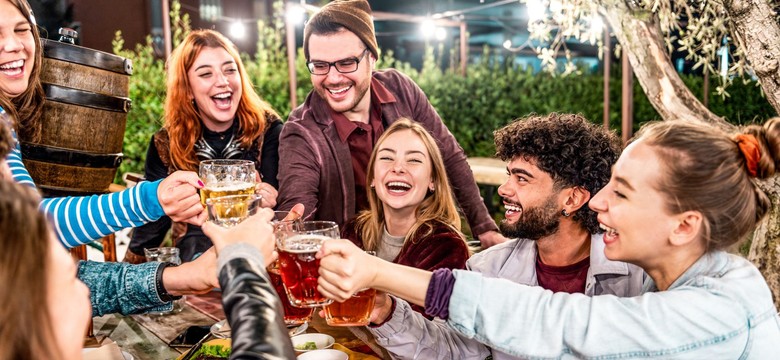 Ten napój zabija wątrobę szybciej niż wódka. Polacy piją po 130 litrów na głowę!
