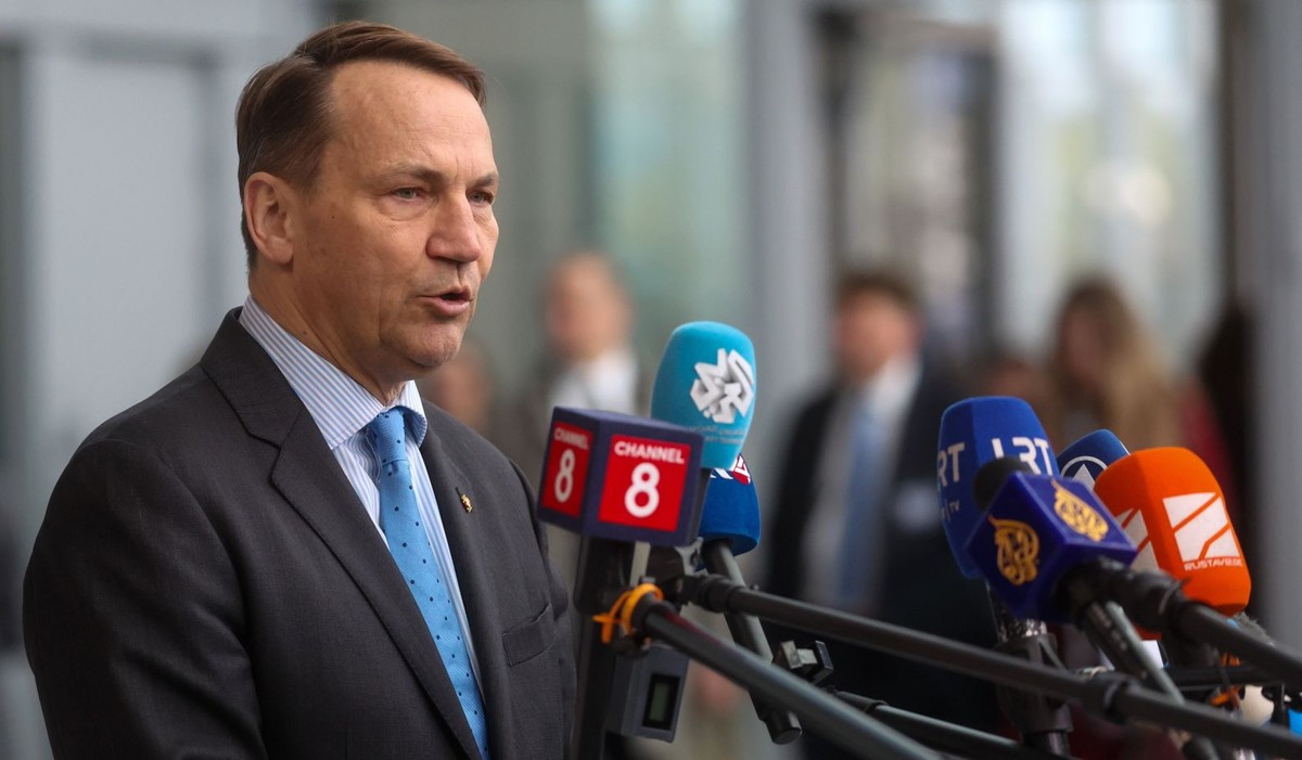 Radosław Sikorski w trakcie spotkania szefów dyplomacji krajów członkowskich NATO