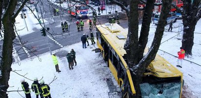 Horror! Autobus z dziećmi wjechał w drzewo